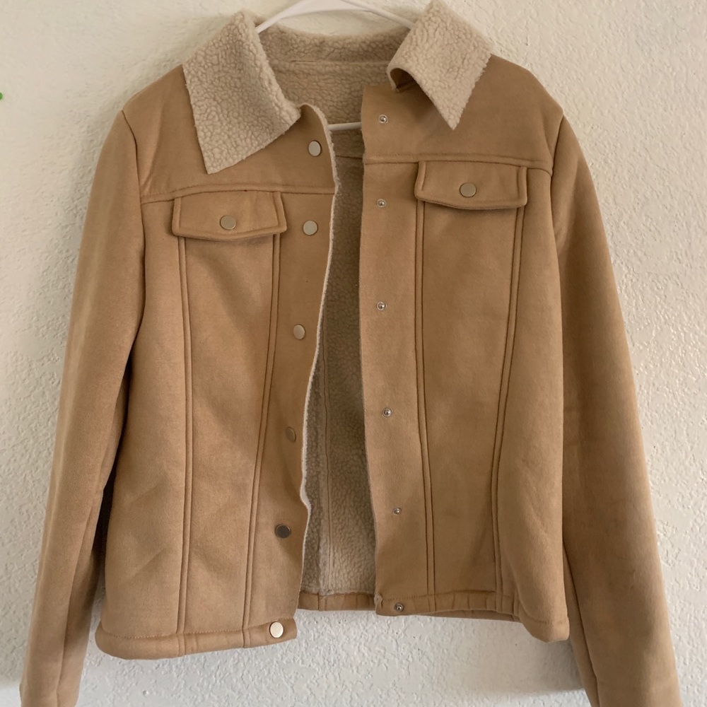 Suede neutral jacket with fleece collar & lining 😍